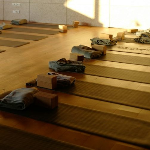 Bild mit Pilates Matten für Gruppentraining