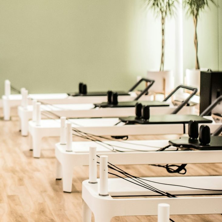 Bild mit Pilates Reformer Geräten